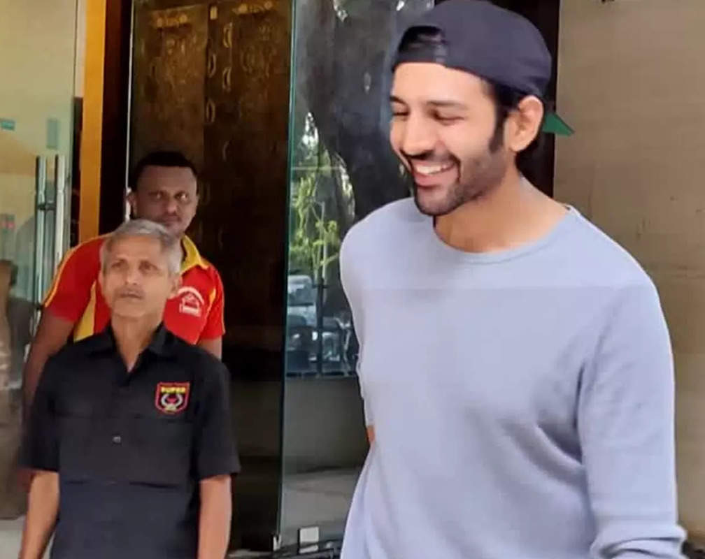 
Kartik Aaryan looks handsome in grey T-shirt and blue jeans, gets clicked in Mumbai
