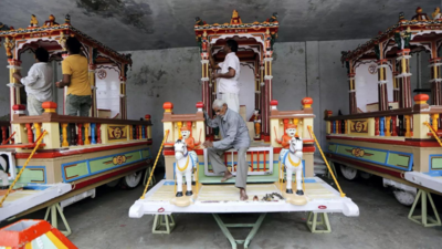 અમદાવાદના જગન્નાથ મંદિરમાં કારીગરો 'રથયાત્રા' ઉત્સવ માટે રથને રંગે છે. (પીટીઆઈ ફોટો) બેનર img