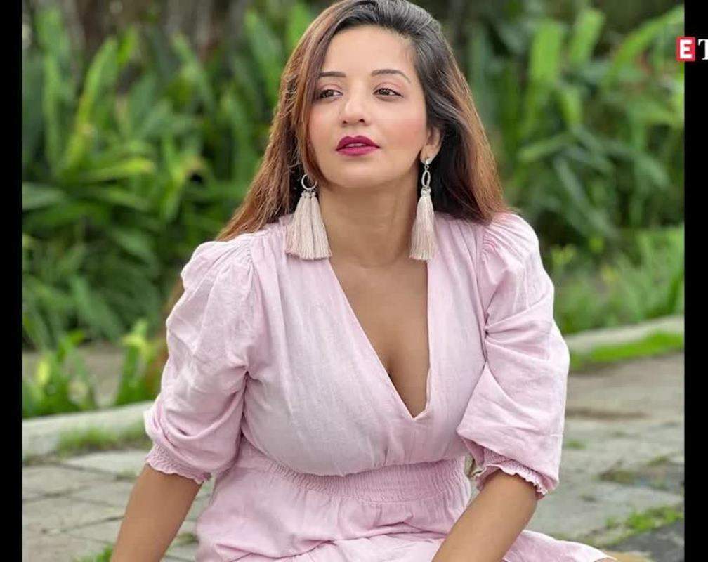 
Monalisa shows her beauty in a pink outfit
