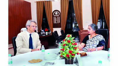 French Ambassador visits AU