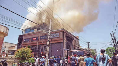 Ludhiana: Major fire in garment store, mob of gawkers hampers operations