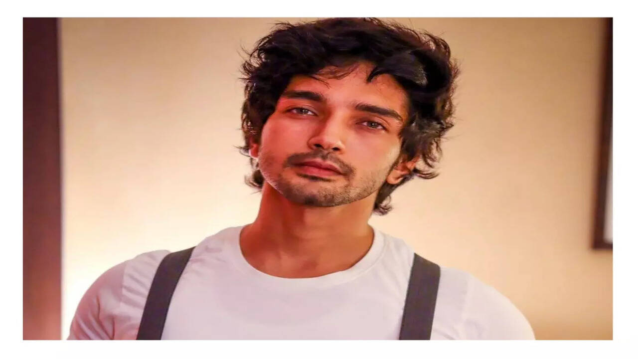Menino Rajput Real Met Sushant Singh Rajput Via Rhea Chakraborty: