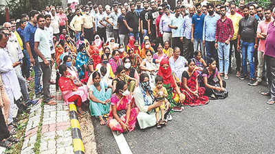 Patna: Rajiv Nagar residents stage protest