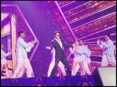 SRK grooves to the song 'I am the Best'