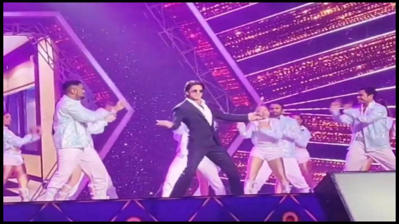 Team Shah Rukh Khan - #JhoomeJoPathaan aate hi tehelka macha dia hai, 30  minutes main views 1M paar. Let's jhumo with this melodious song from  #Pathaan #DeepikaPadukone #ShahRukhKhan | Facebook