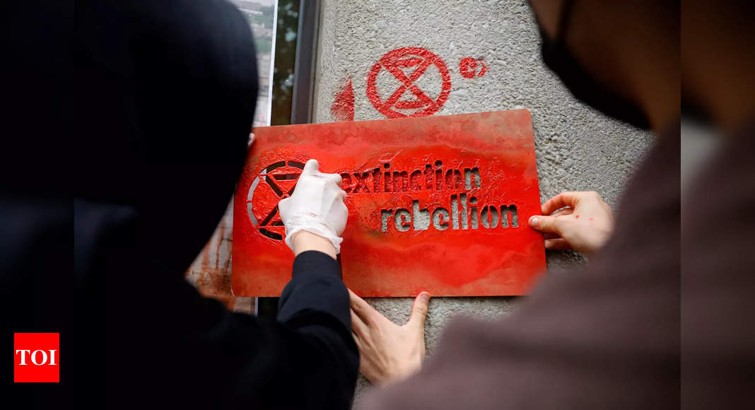 Des militants pour le climat bloquent les portes des bureaux du FMI à Paris