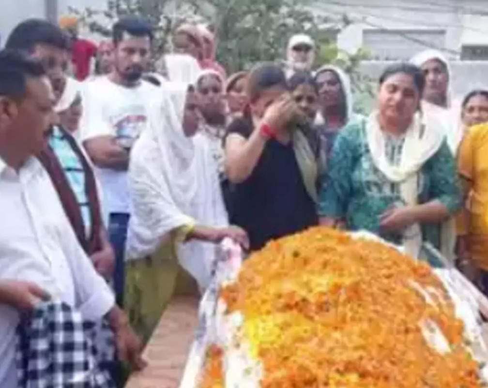 
Randeep Hooda keeps his promise to Sarabjit Singh’s sister Dalbir Kaur and performs her final rites in Amritsar
