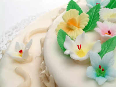 Tips you need while handling sugar flowers for cakes in monsoons