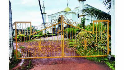 Hindu man repairs mosque gate for free