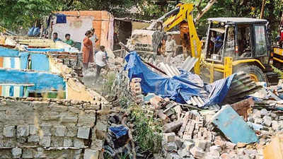 Delhi Development Authority bulldozers roll in, demolish shanties near Sarai Kale Khan