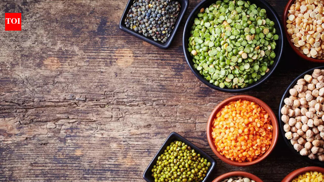 How many whistles does it take to cook different types of Dals?