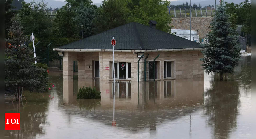 2 men missing in floods in northwest Turkey