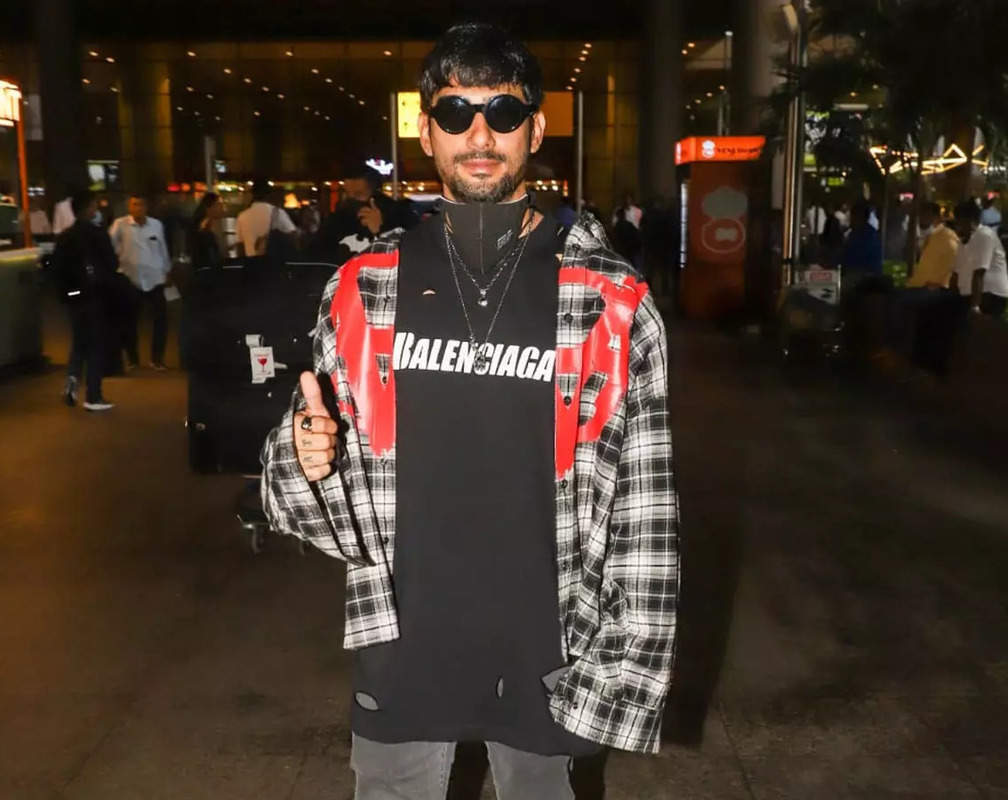 
Prateik Babbar gets papped at Mumbai airport
