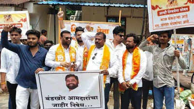 Shiv Sainiks stage protests to flay Shinde faction