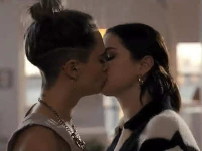 Selena, Cara's steamy kissing scene goes viral