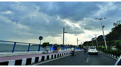 Clouds hover & retreat after brief shower, Bhopal swelters