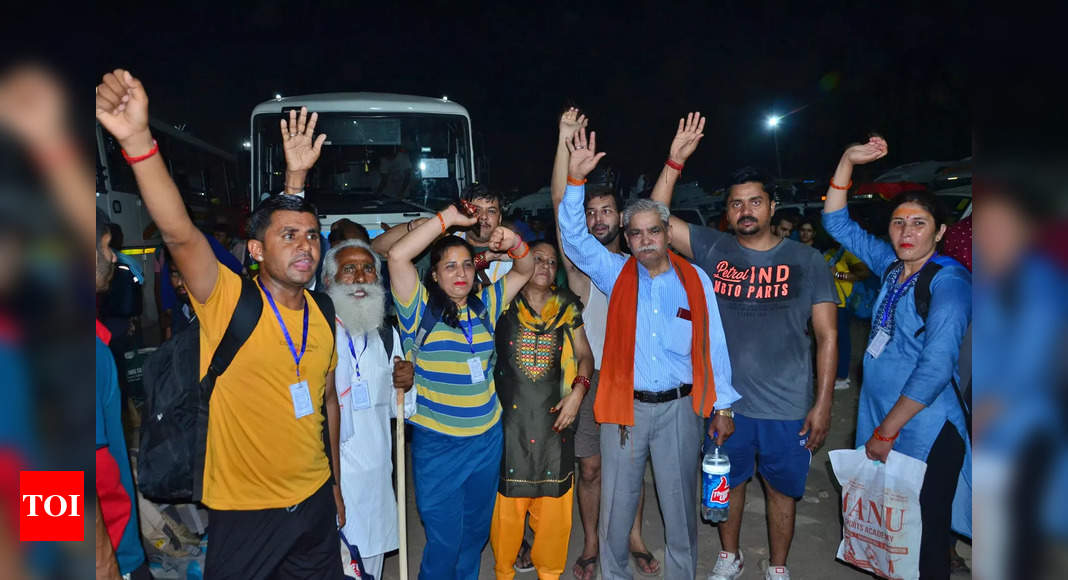 Amarnath Yatra begins, 2,750 pilgrims leaves Nunwan base camp for cave shrine | India News – Times of India