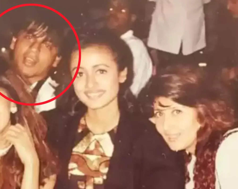 
When Shah Rukh Khan photo-bombed his wife, Namrata Shirodkar and Sangeet Bijlani; Gauri Khan digs out an old picture!
