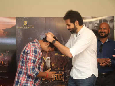 Sibi Sathyaraj gifts a gold chain to director Kishore for the success of Maayon