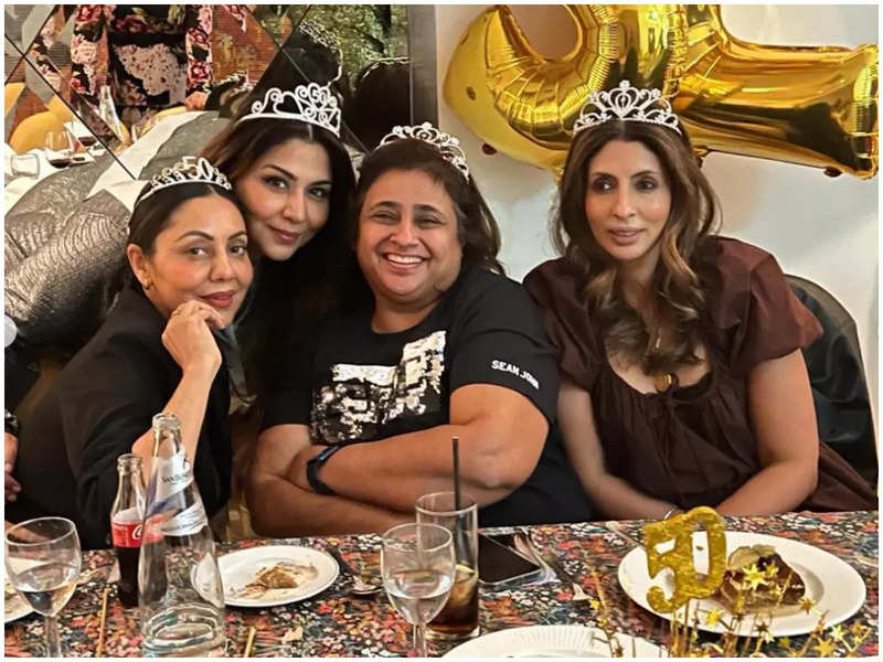 Gauri Khan And Shweta Bachchan celebrate their friend's 50th Birthday