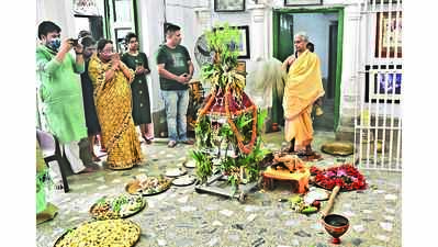 City shrugs off pandemic blues with khuti pujas