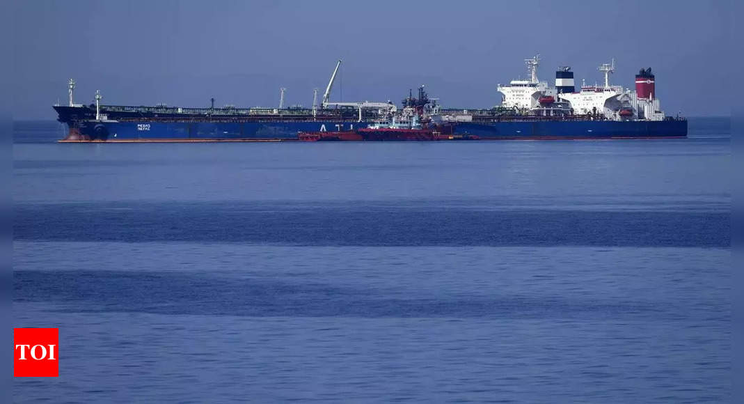 Iranian-flagged tanker in Greece tugged to Piraeus port – Instances of India