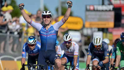 Jakobsen overtakes Van Aert on line to win Tour stage 2 - The San Diego  Union-Tribune