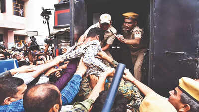 The crowd shouted slogans like ‘Police inka encounter karo, hum tumhare saath hain’ banner img