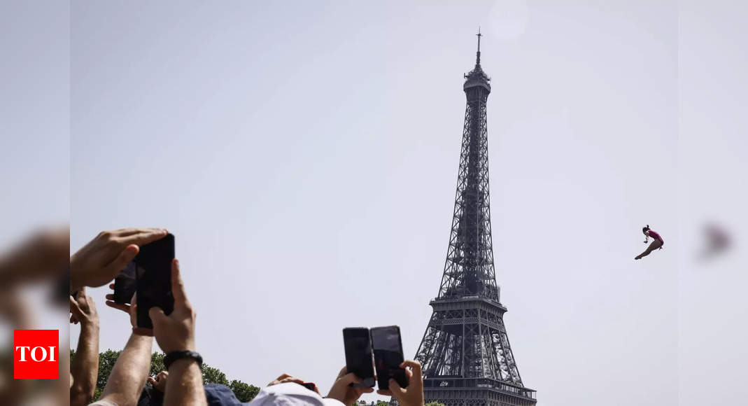 Rusting Eiffel Tower in need of full repairs, reports say – Times of India