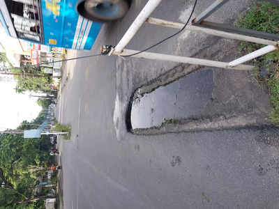 pot hole in uturn area posing difficulty at KKRoad