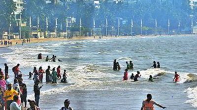 Mumbai: Courier drowns trying to save boy at Juhu beach