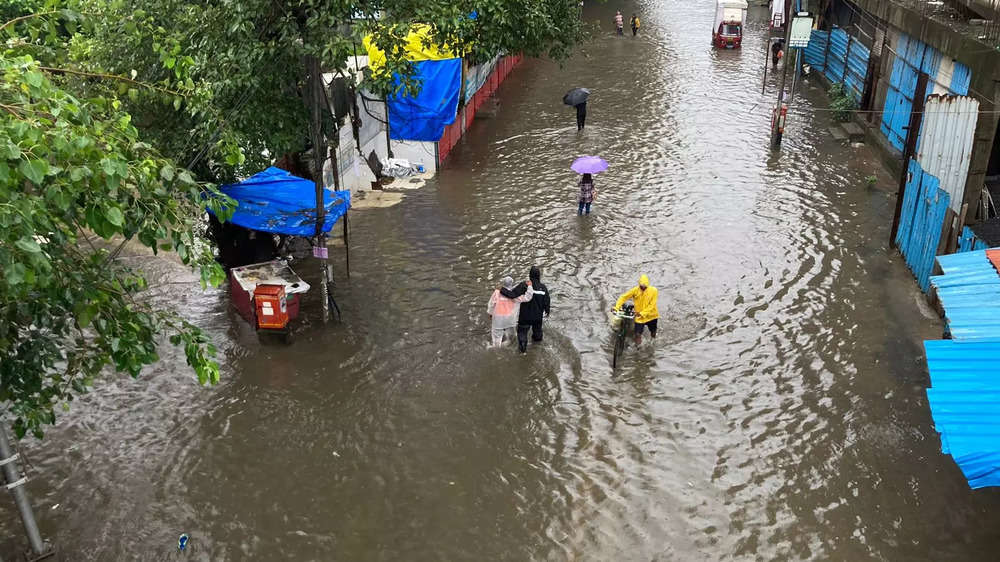Waterlogging, traffic jam as heavy rain lashes Mumbai