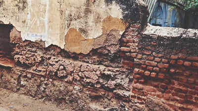 The now defunct Bhagwan Das Laat Hospital in Mandawa is facing the same fate as other heritage buildings that were razed by the local land mafia. banner img