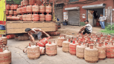 Kolkata: Rs 50 hike in LPG price, 6th spike in 12 months, sets kitchen budget on fire