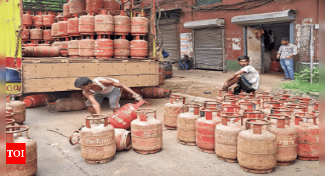 Kol: Rs 50 hike in LPG price sets kitchen budget on fire