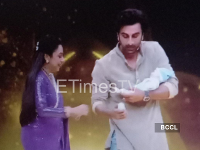 Father-to-be Ranbir Kapoor learning daddy duties from Anupamaa aka Rupali Ganguly is too adorable for words, watch