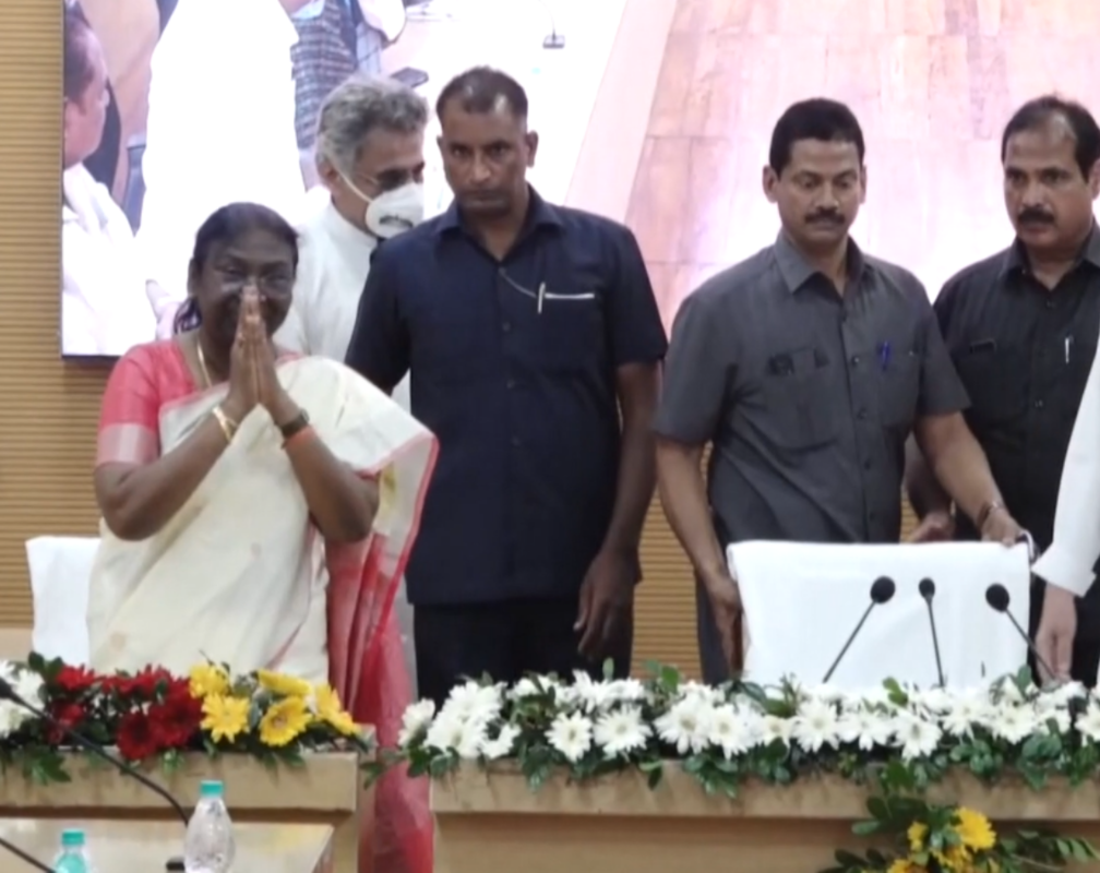 
Odisha CM Naveen Patnaik felicitates Droupadi Murmu in Bhubaneswar
