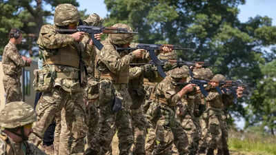 Ukrainian army recruits begin UK military training
