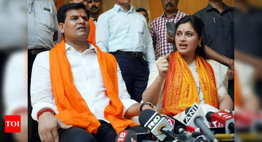 Maharashtra: Rana couple recite Hanuman Chalisa in front of Kolhe’s Amravati home; seek that killers be hanged in public | India News – Times of India