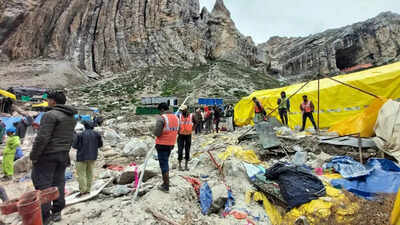 16 dead in Amarnath flash floods, 40 still missing