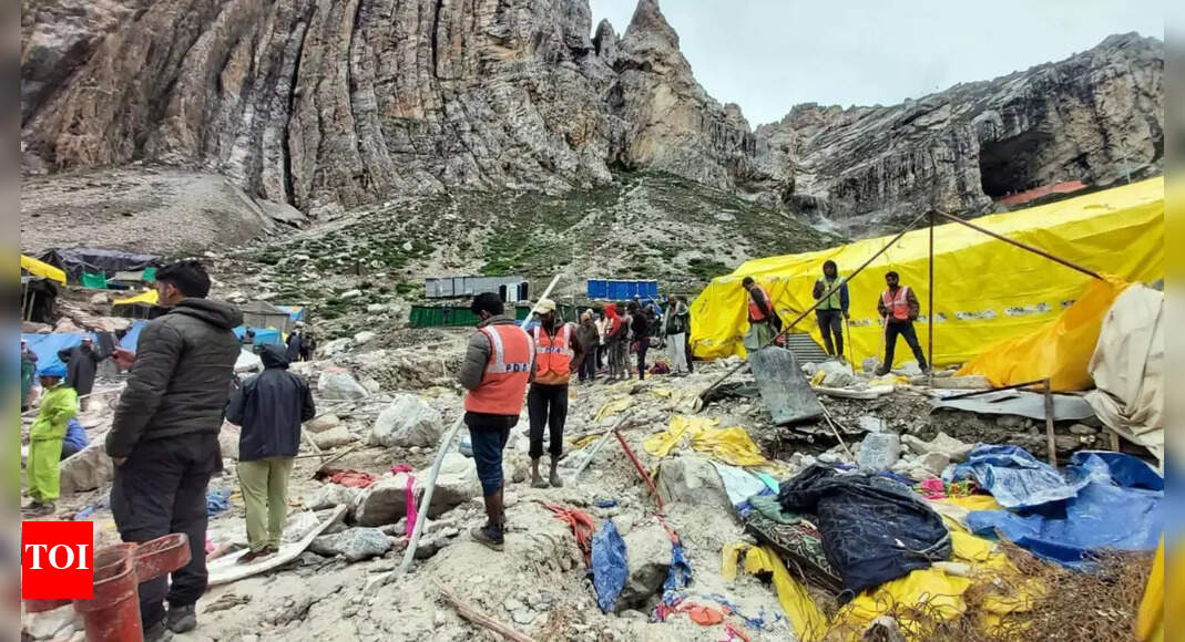 16 dead in Amarnath flash floods, 40 still missing