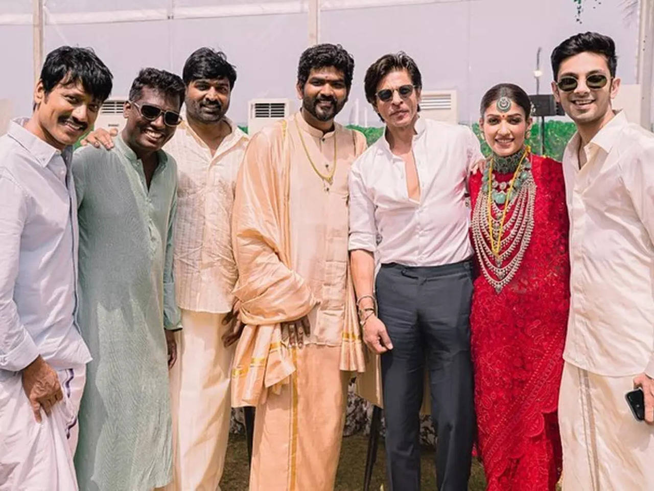 Shah Rukh Khan poses with Vijay Sethupathi at 'Jawan' co-star ...