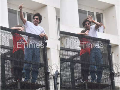 Pics: SRK waves at sea of fans from Mannat