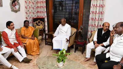 Karnataka: NDA's presidential candidate Droupadi Murmu meets HD Deve Gowda