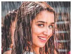 Bollywood divas who sizzled in rain songs