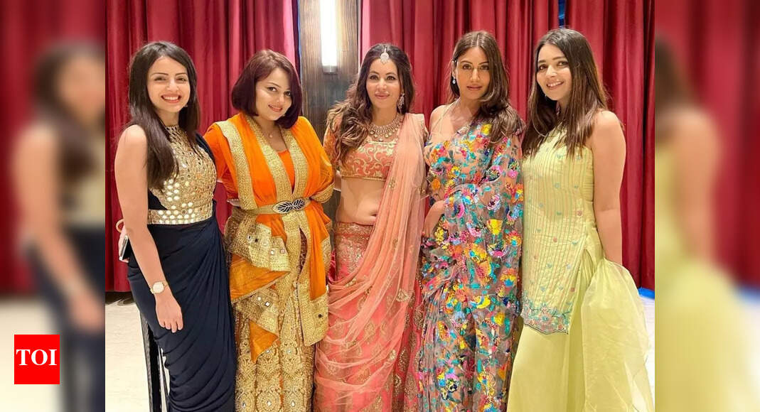 Mreenal Deshraj reunites with her Ishqbaaz girl gang at her