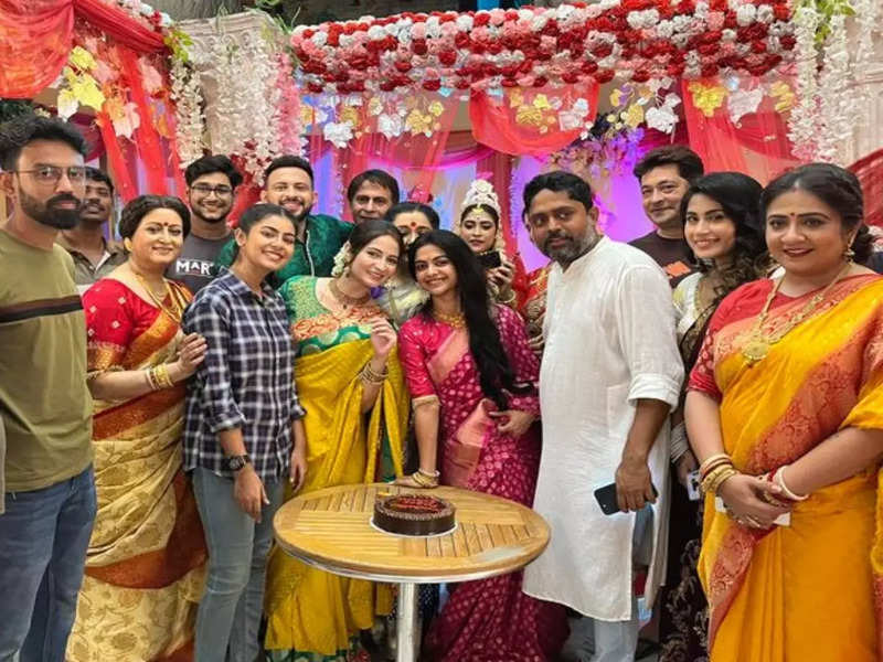 Bengali daily soap 'Gaatchora' completes 200 episodes; cast and crew  celebrate - Times of India