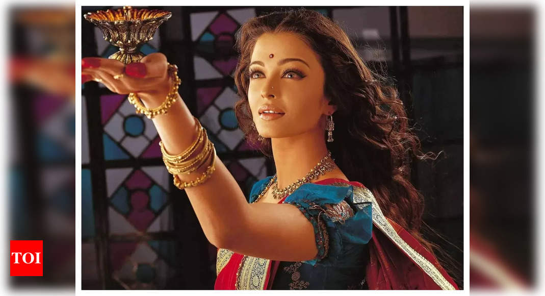 Aishwarya Rai Bachchan shares a gorgeous photo of ‘Paro’ as she celebrates 20 years of ‘Devdas’; Abhishek Bachchan REACTS – Times of India