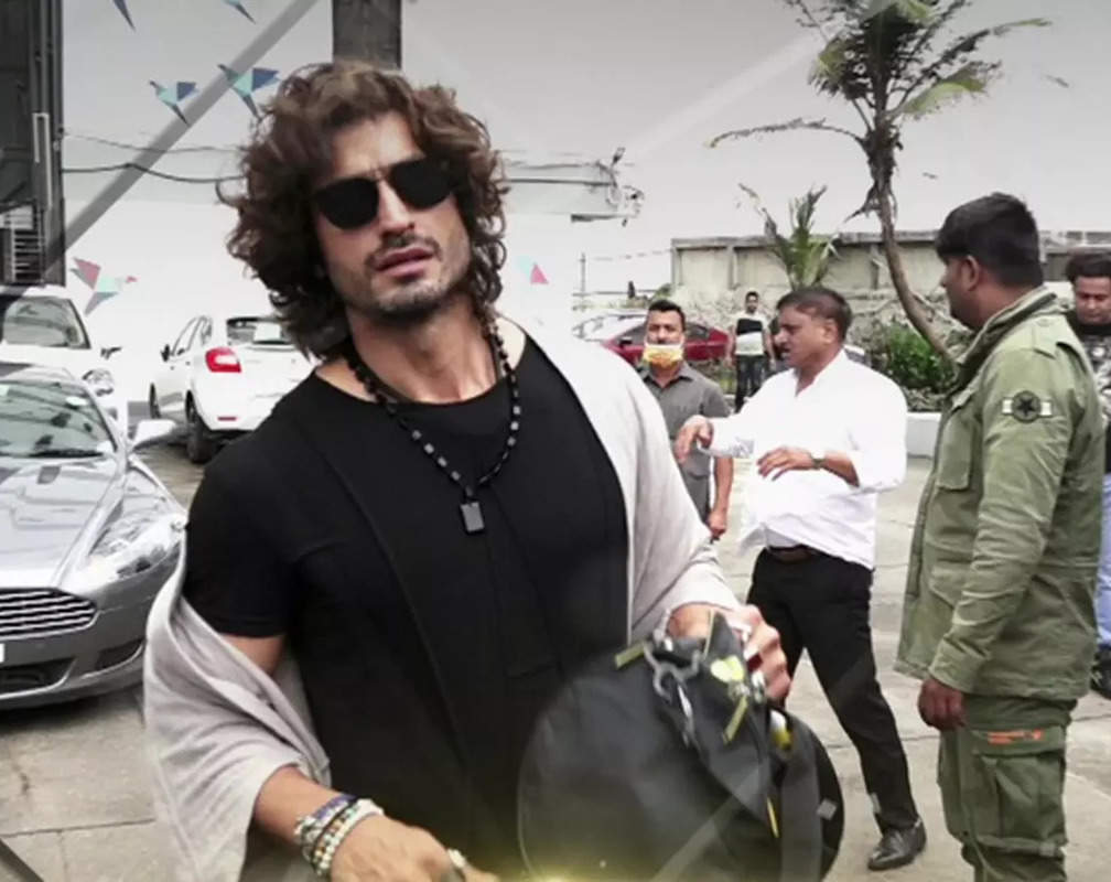 
Vidyut Jammwal gives macho vibe in his black outfit, poses for the shutterbugs
