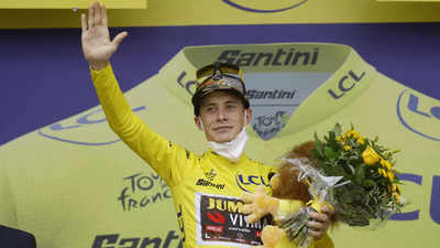 Jonas Vingegaard wins Tour de France stage 11 to claim overall lead as Pogacar cracks